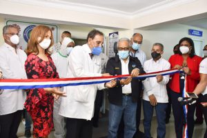 Read more about the article Ministro de Salud participa de inauguración de unidad para pacientes con COVID-19 en la clínica Cruz Jiminián, valora iniciativa.