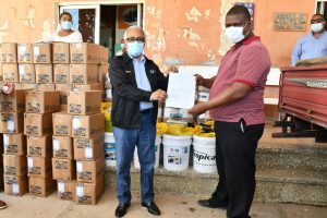 Ministro de Salud hace entrega de 22 cubetas de pinturas y soluciones alcalinas a Hospital de Sabana de la Mar.