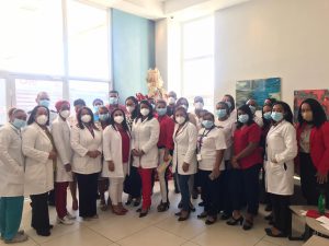 Read more about the article Hospital de la Ciudad  Juan Bosch da inicio a la navidad con el encendido del arbolito