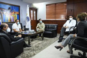 Read more about the article Ministro de Salud recibe explicación para tratamiento de agua para hospitales móviles
