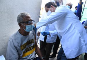 Read more about the article Ministro de Salud encabeza jornada de vacunación contra COVID-19 en Gualey, La Zurza y Capotillo