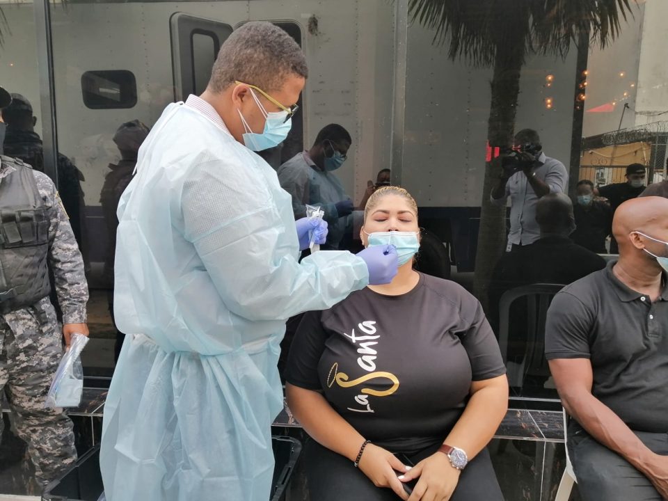 Read more about the article Salud Pública inició piloto de pruebas COVID-19 aleatorias en centros de diversión Santo Domingo Este