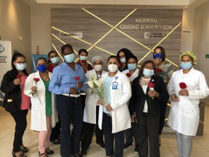 Read more about the article De pie personal del Hospital Ciudad Juan Bosch (HCJB) felícita a todas las madres dominicanas en su día