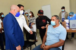 El presidente Luís Abinader y ministro de Salud supervisan proceso de vacunación en municipio de la provincia La Vega