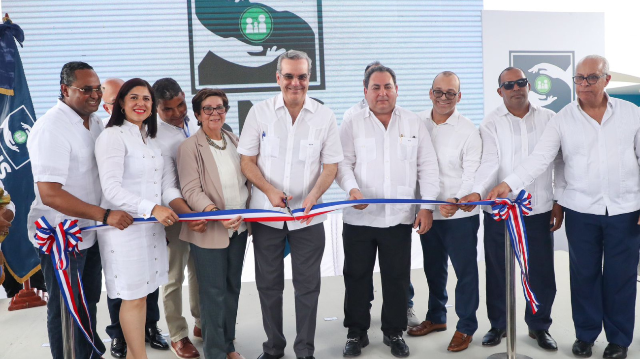 Read more about the article Presidente Abinader entrega remozado Hospital Villa Tapia