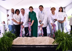 Read more about the article Vicepresidenta Raquel Peña y autoridades de Salud dejan iniciada construcción de unidades hemodiálisis y pie diabético en hospital de Neyba