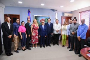 Read more about the article Ministro de Salud y Comité Saliente del CMD se reúnen y pasan balances a logros en favor de médicos