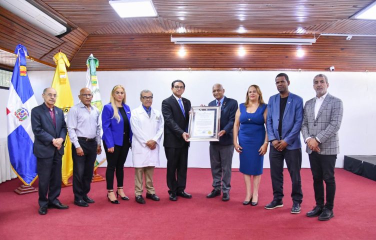 Read more about the article Ministro de Salud recibe reconocimiento del CMD y exhorta a la unidad de la clase médica