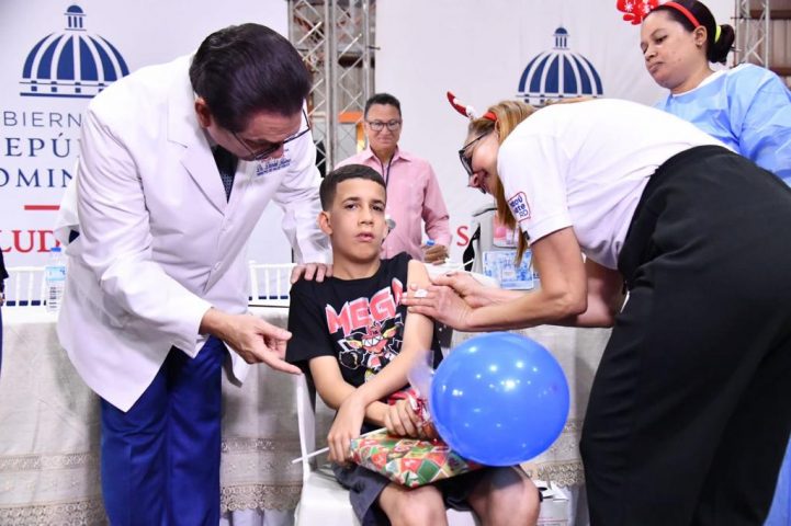 Read more about the article Ministro de Salud Daniel Rivera encabeza jornada de vacunación en barrio Pekín, Santiago