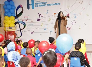 Read more about the article Violinista Aisha Syed lleva música y esperanza a niños del Robert Reid Cabral